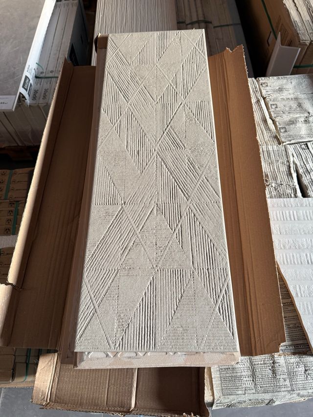 Azulejo con relieve 25×75 · Pasta blanca
