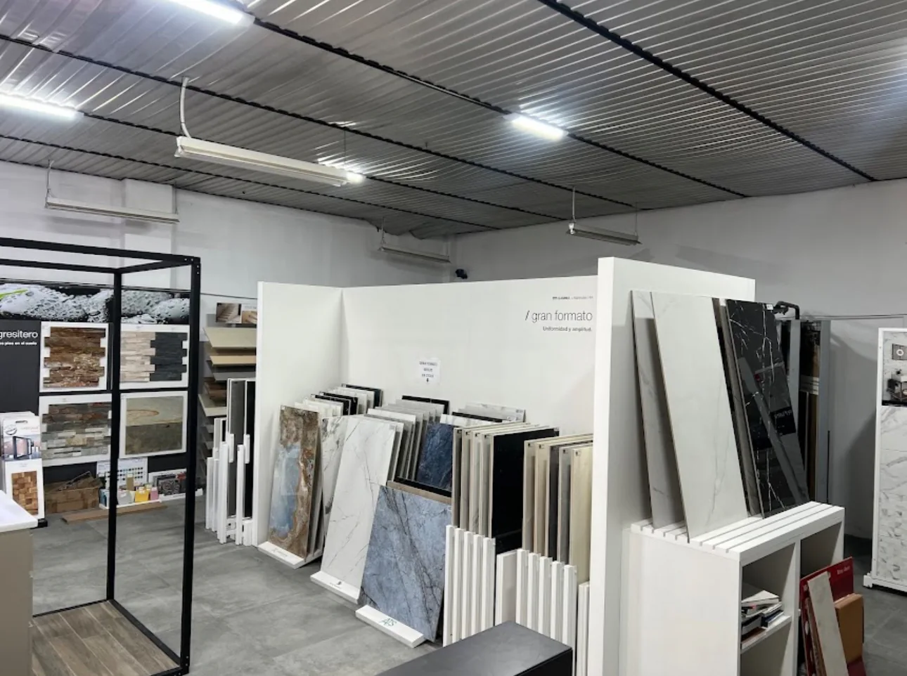 Exposición de cerámica de gran formato en HM Materiales